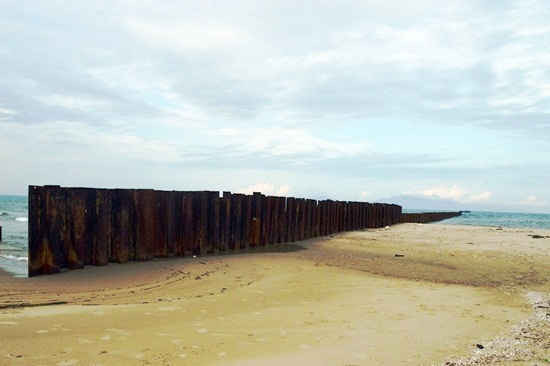 Hơn 1.000 cọc sắt Larsen dài 9 m đã được đóng xuống biển Cửa Đại để ngăn sóng bên ngoài