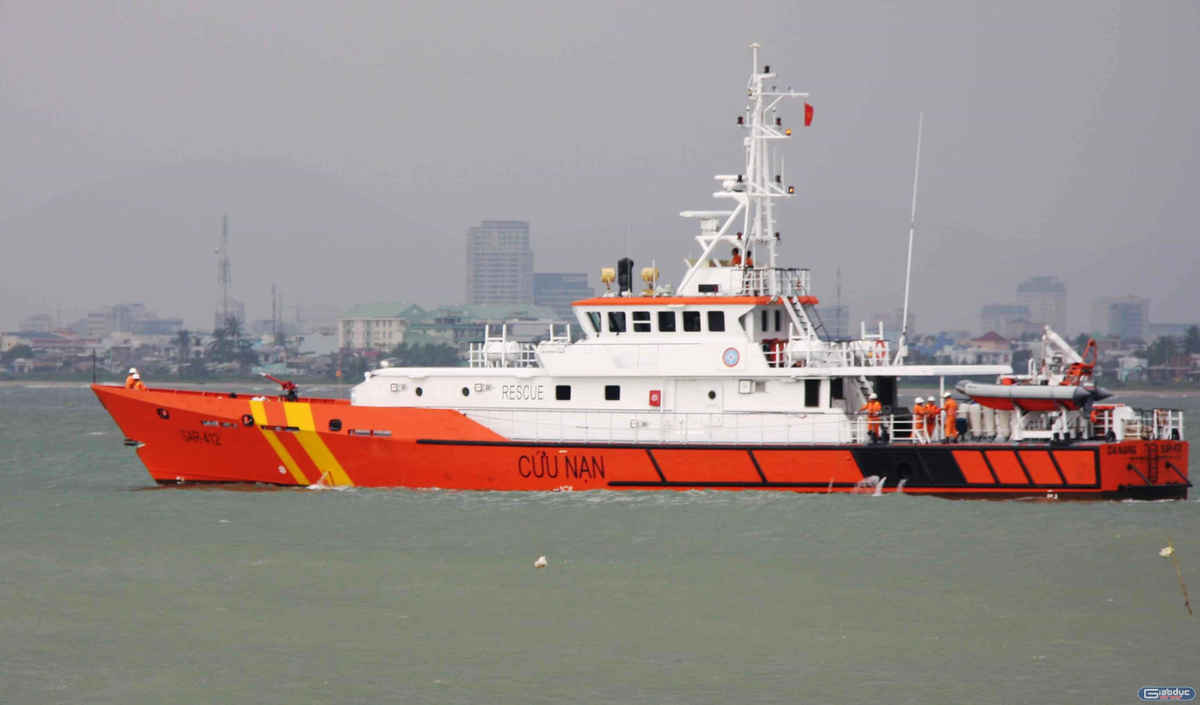 Tàu SAR 412 đi cứu nạn, lai dắt tàu ĐNa 90369 TS về bờ
