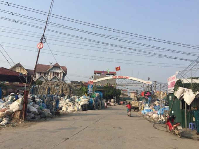 Rác thải tại thôn Minh Khai chất thành núi.