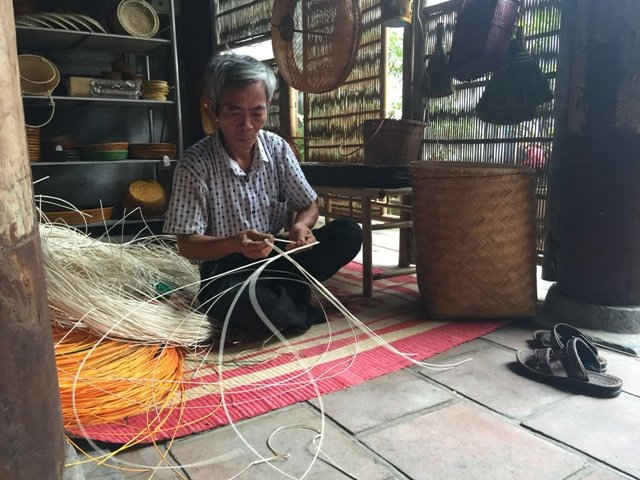 Nghệ nhân làng nghề Phú Vinh say sưa làm ra các tác phẩm nghệ thuật tại triển lãm