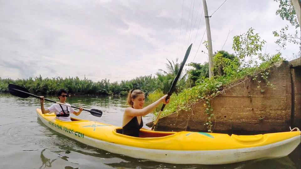 Tour du lịch chèo thuyền kayak - vớt rác rất hấp dẫn du khách nước ngoài
