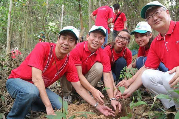 Đại diện công ty Canon Việt Nam cùng các tình nguyện viên trồng cây tại rừng Quốc gia Bến En.
