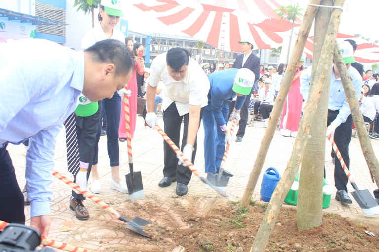 Các đại biểu tham gia trồng cây tại buổi Lễ phát động trồng cây 