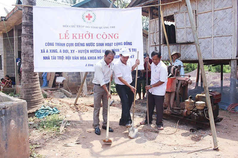Khởi công xây 9 giếng nước sinh hoạt cộng đồng cho người dân huyện Hướng Hóa (Quảng Trị). Ảnh: Ly Na 