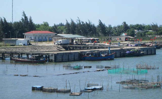 Nhiều tàu cá có công suất lớn neo đậu tại cảng cá Tư Hiền, khó ra khơi vì việc khơi thông cửa biển ì ạch