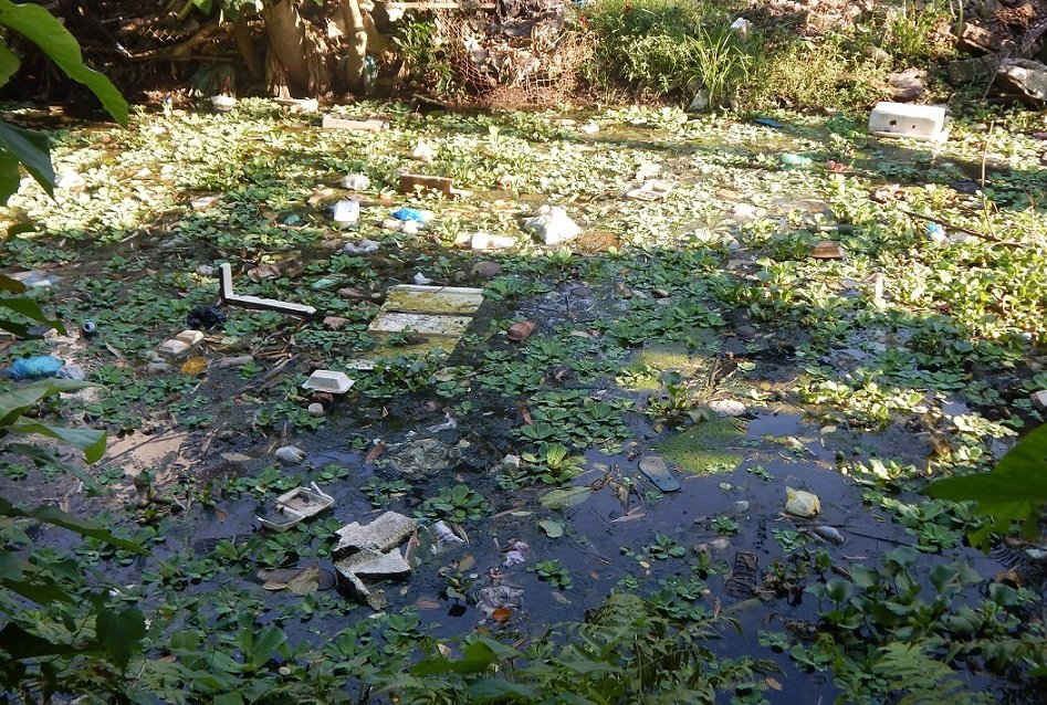 Đủ thứ rác thải được vứt xuống, khiến dòng sông bị ô nhiễm trầm trọng