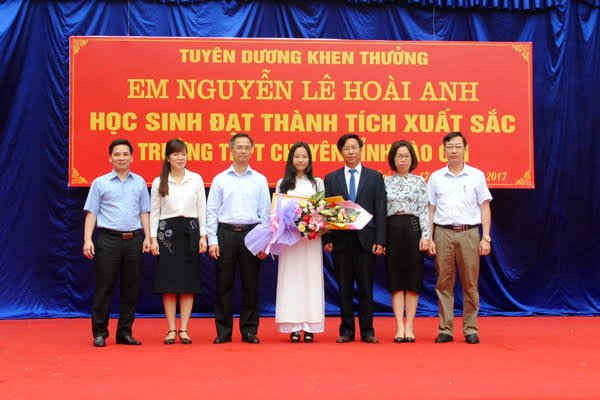 Ông Đặng Xuân Thanh - Phó chủ tịch UBND Lào Cai và đại biểu chức mừng Nguyễn Lê Hoài Anh được nhận thư khen của Bí thư Tỉnh ủy Lào Cai và Bằng khen đột xuất của Chủ tịch UBND tỉnh Lào Cai.