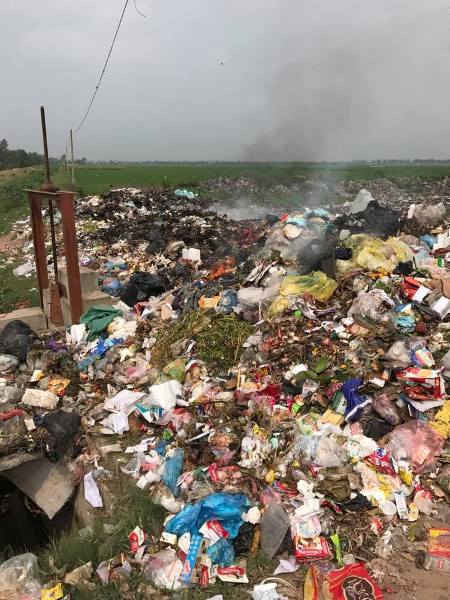 Bãi rác xã Thiện Phiến “tràn lan” rác thải công nghiệp đang âm ỉ cháy