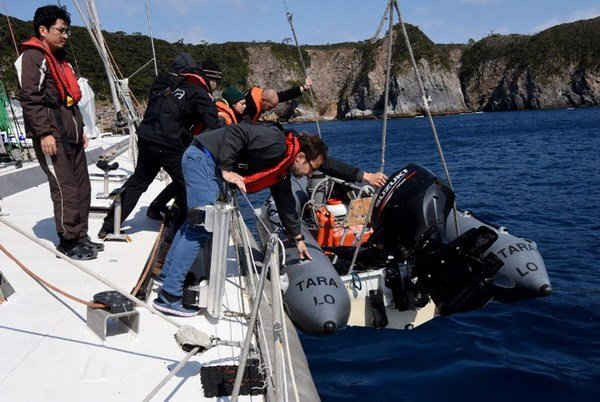 Các nhà khoa học tiến hành cuộc thám hiểm Shikine trên con tàu Tara. (Nguồn: AFP)