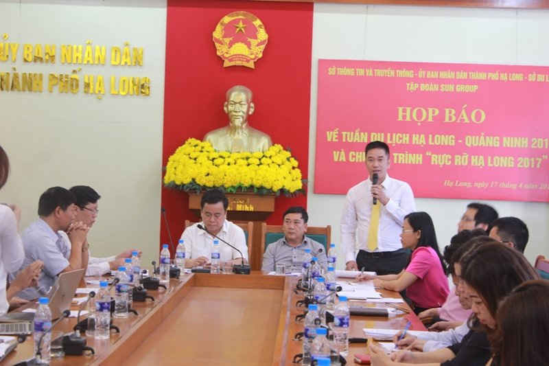 Ông Nguyễn Ngọc Minh - Phó TGĐ Tập đoàn Sun Gourp trao đổi thông tin với báo chí