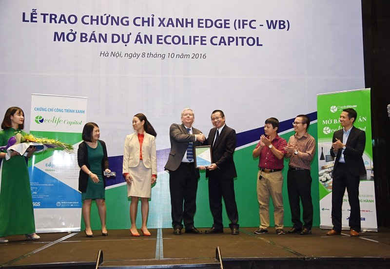 Mr Paul E. Christensen – Chuyên gia Cao cấp của IFC trao chứng chỉ xanh EDGE dự án EcoLife Capitol cho chủ đầu tư Capital House