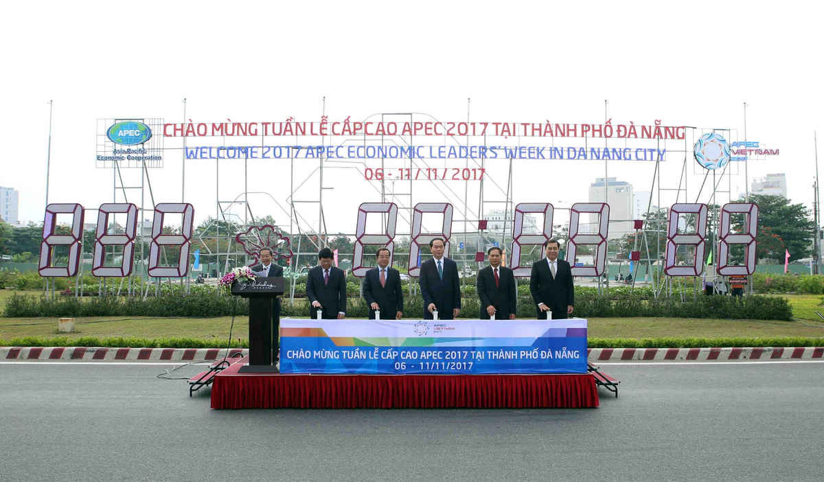 Chủ tịch nước Trần Đại Quang bấm nút khởi động đồng hồ đếm ngược chào mừng Tuần lễ cấp cao APEC 2017
