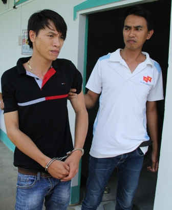  Đối tượng Đào Hoàng Quang (người đứng bên trái mặc áo đen) bị lực lực chức năng tỉnh Hậu Giang bắt tạm giam để tiếp tục điều tra làm rõ vụ việc.