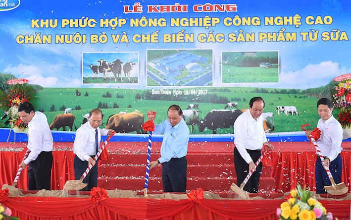 Thủ tướng Nguyễn Xuân Phúc phát lệnh khởi công xây dựng Khu phức hợp nông nghiệp công nghệ cao chăn nuôi bò và chế biến các sản phẩm từ sữa.