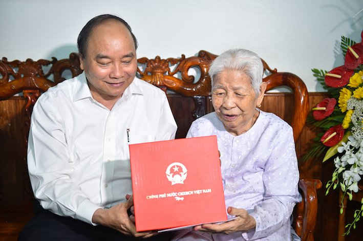 Thủ tướng Nguyễn Xuân Phúc thăm hỏi, động viên Mẹ Việt Nam Anh hùng Trần Thị Tư.