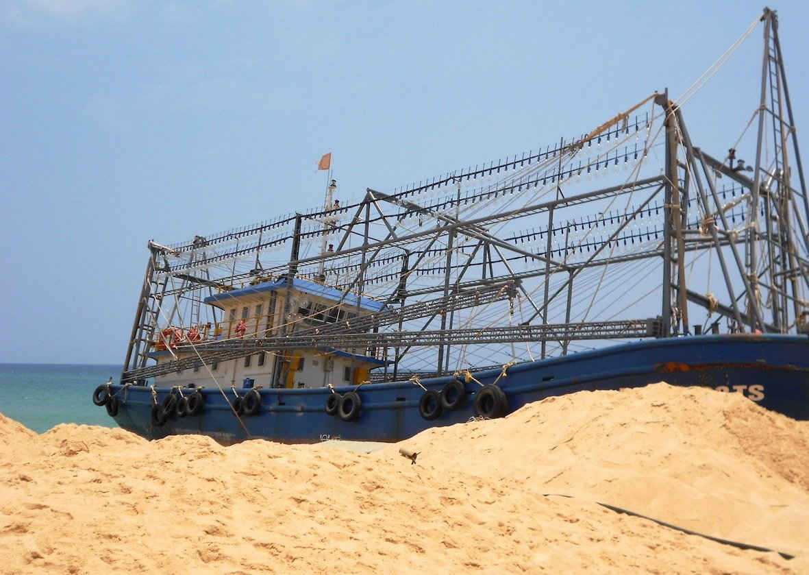 Lượng cát khổng lồ đang bao phủ xung quanh tàu vỏ thép BĐ 99168-TS. 