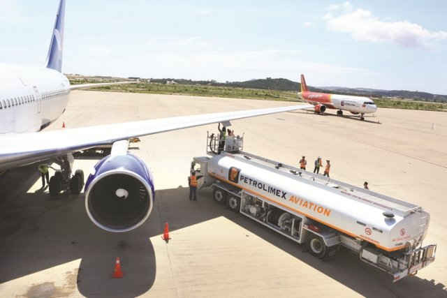Petrolimex Aviation tiếp nhiên liệu cho Lockheed C-130 Hercules của U.S Air Force tại Cảng Hàng không quốc tế Nội Bài