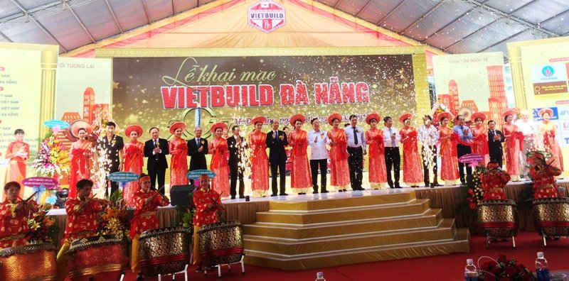 Các đại biểu cắt băng khai mạc triển lãm quốc tế VIETBUILD Đà Nẵng 2017