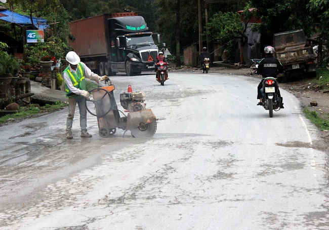 Công nhân đang tiến hành sửa chữa các vị trí mặt đường bị xuống cấp trên Ql4D đoạn Lào Cai - Sa Pa.