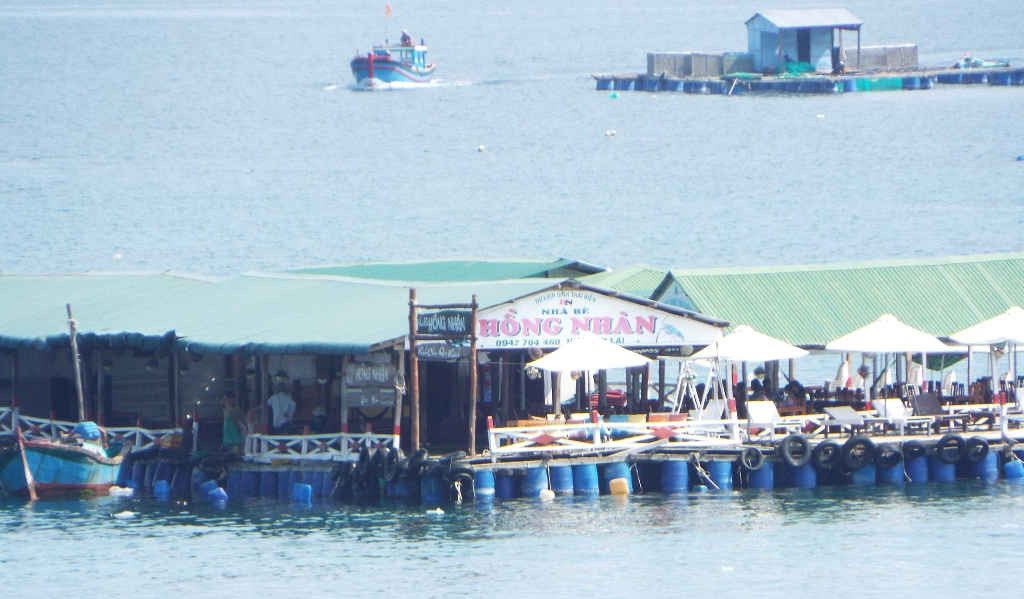 Nhà hàng bè nổi tại đảo Bình Hưng (Cam Ranh) vẫn đón khách dù đã có chủ trước dừng hoạt động do kết cấu không theo quy chuẩn, thiếu an toàn co khách hàng