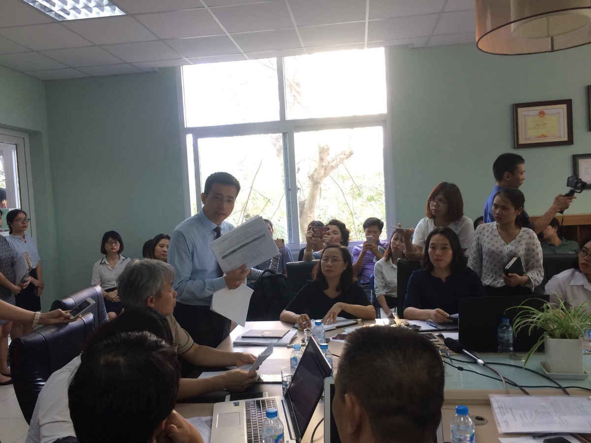 Ông Nguyễn Hoài Bắc (áo xanh, đang đứng) đưa ra các tài liệu cho thấy một số thực phẩm từ Metro không đảm bảo