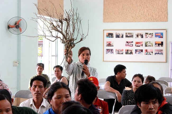 Bà Vi Thị Kiên một hộ gia đình có diên tích chè bị ảnh hưởng nặng nhất trong sự cố môi trường hôm 18/3 phát biểu tại cuộc đối thoại.