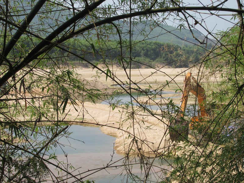 Khai thác cát ở sông Hà Thanh thôn Tân Vinh, Canh Vinh