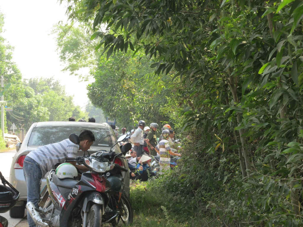 Người dân thôn Tân Vinh phản đối không cho xe chở cát đi