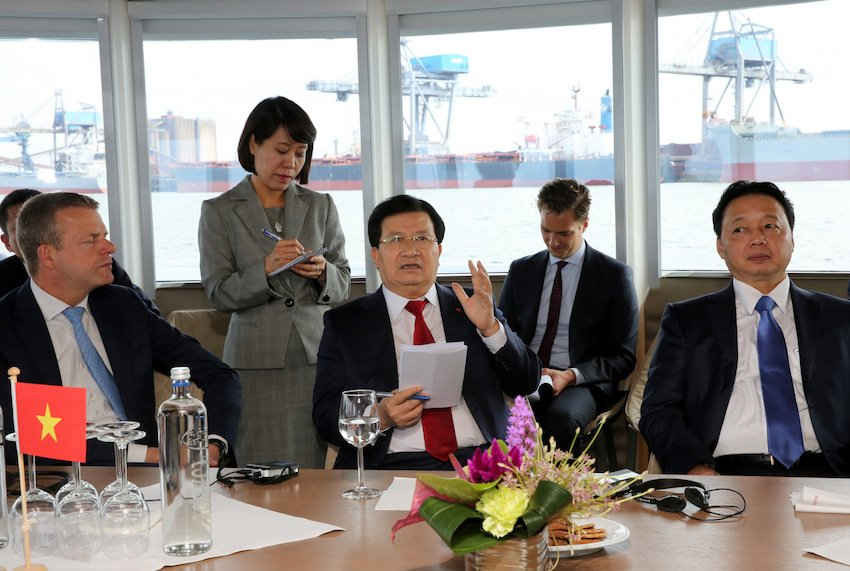 Phó Thủ tướng Trịnh Đình Dũng và Bộ trưởng Bộ TN&MT Trần Hồng Hà trao đổi với lãnh đạo Chính quyền Cảng Rotterdam.