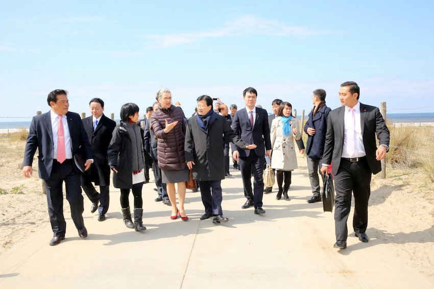 Phó Thủ tướng Trịnh Đình Dũng và đoàn công tác của Chính phủ thăm công trình Động cơ cát.
