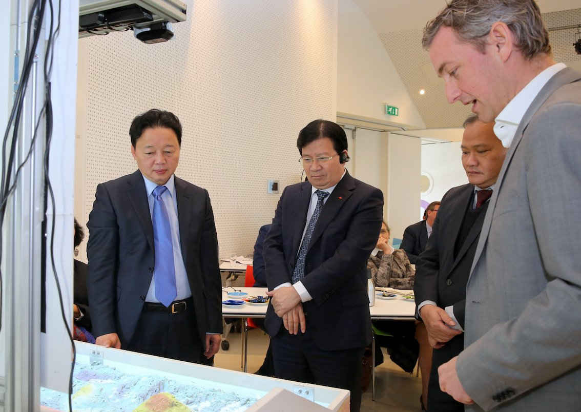 Phó Thủ tướng Trịnh Đình Dũng, Bộ trưởng TN&MT Trần Hồng Hà nghe giới thiệu về công nghệ mới giúp chống xói mòn, bảo vệ bờ biển.