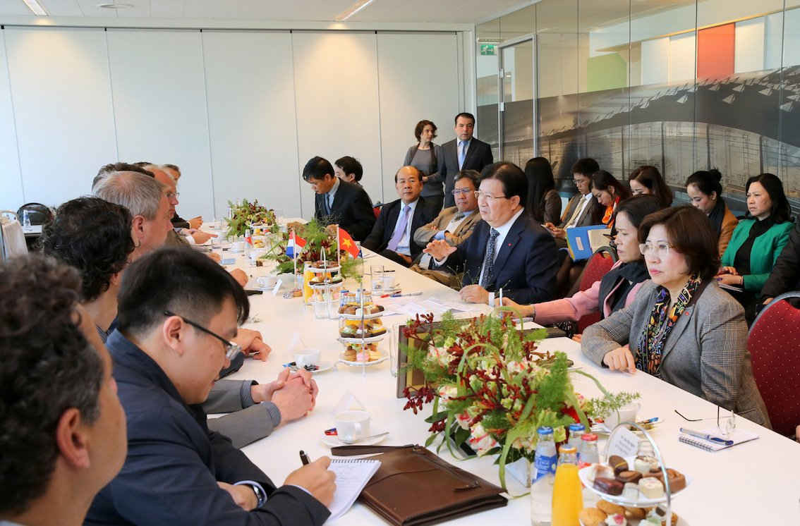 Phó Thủ tướng Trịnh Đình Dũng trao đổi kinh nghiệm về quy hoạch, phát triển cảng hàng không với lãnh đạo Công ty NACO.