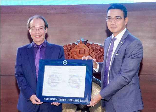 Chủ tịch HĐQT Bùi Ngọc Bảo  nhận quyết định niêm yết tại HSOE