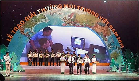 Giải thưởng Môi trường Việt Nam trao tặng cho các tổ chức, cá nhân và cộng đồng có thành tích xuất sắc trong sự nghiệp bảo vệ môi trường.