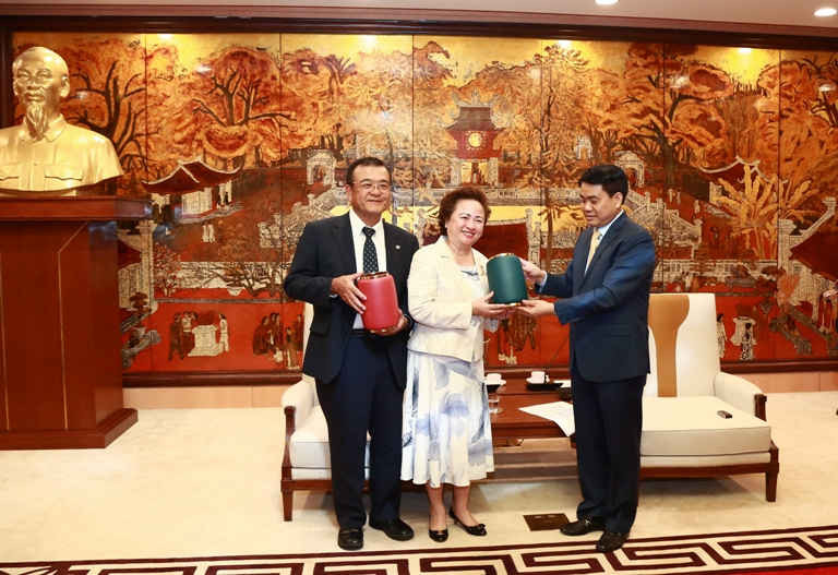  Chủ tịch UBND thành phố Hà Nội Nguyễn Đức Chung trao quà lưu niệm cho lãnh đạo Tập đoàn BRG và Sumitomo