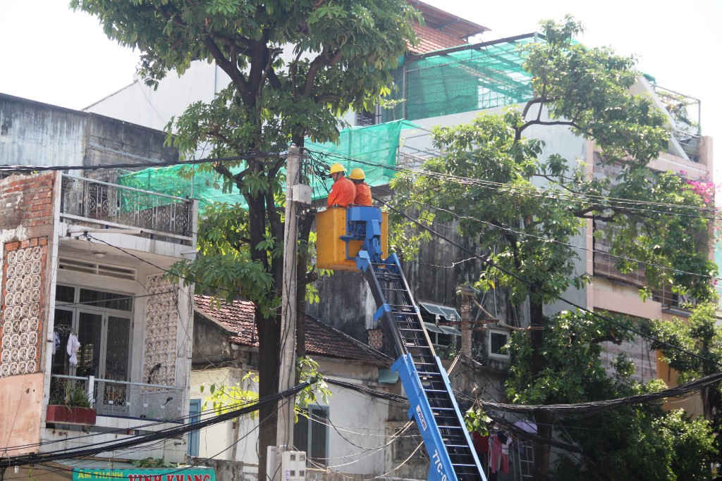 Công nhân điện lực Bình Định đang khắc phục sự cố mất điện do sâp nhà gây nên.