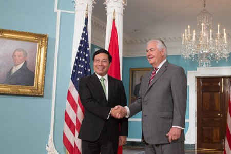 Phó Thủ tướng, Bộ trưởng Bộ Ngoại giao Phạm Bình Minh và Ngoại trưởng Hoa Kỳ Rex Tillerson. Ảnh: BNG
