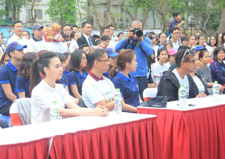 Hoa hậu Biển Việt Nam 2016 Phạm Thùy Trang (ngoài cùng bên trái) tham gia sự kiện 