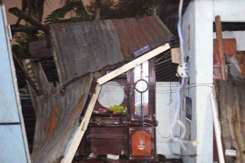 Mái tôn của một căn nhà trên đường Tô Ngọc Vân bị hư hại trong gió lớn
