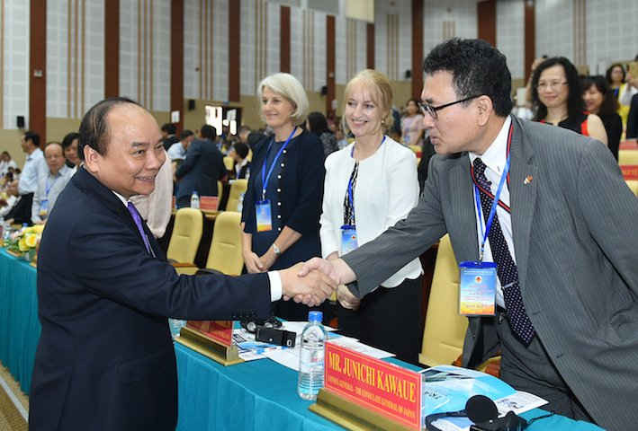 Thủ tướng Nguyễn Xuân Phúc gặp gỡ các đại biểu dự Hội nghị 