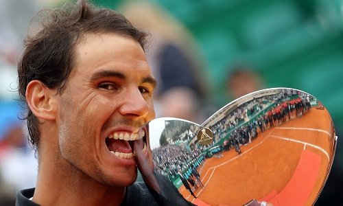 Nadal cùng chiếc Cup vô địch Monte Carlo lần thứ 10. Ảnh: Reuters.