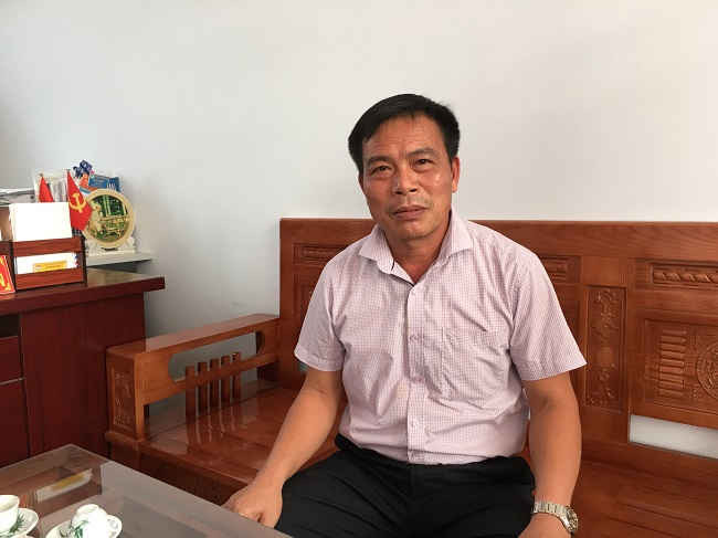 Ông Lò Trung Đoàn, Chủ tịch UBND xã Chiềng Mung, tỉnh Sơn La, trao đổi với PV Báo TN&MT