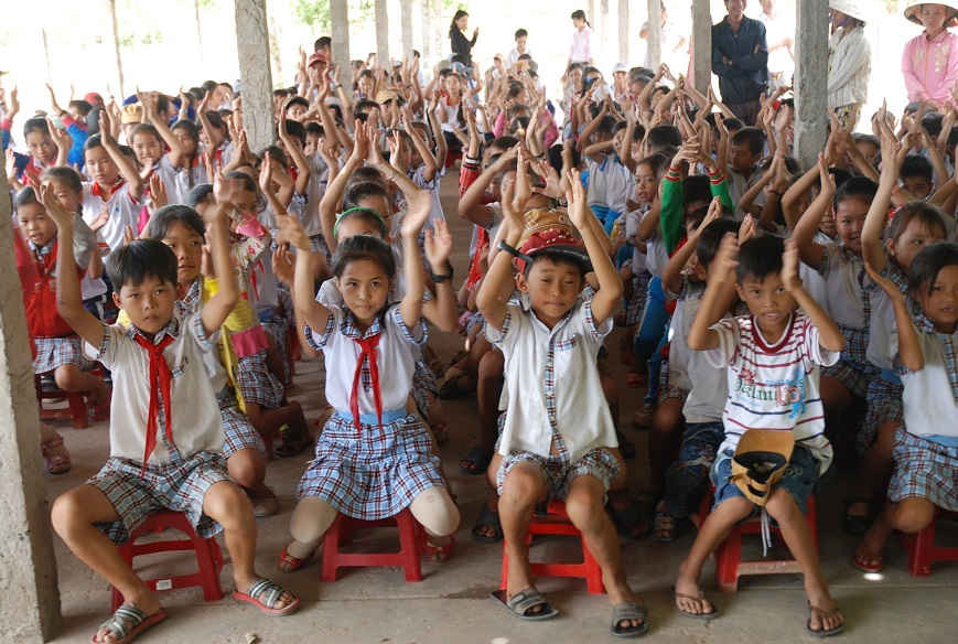 Học sinh nghèo hiếu học tại xã Bảo Thuận, huyện Ba Tri.