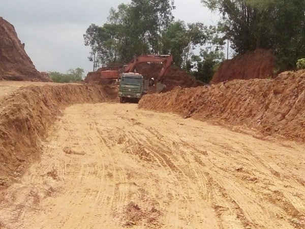 Một lượng đất lớn đã được múc đi để phục vụ “dự án”.