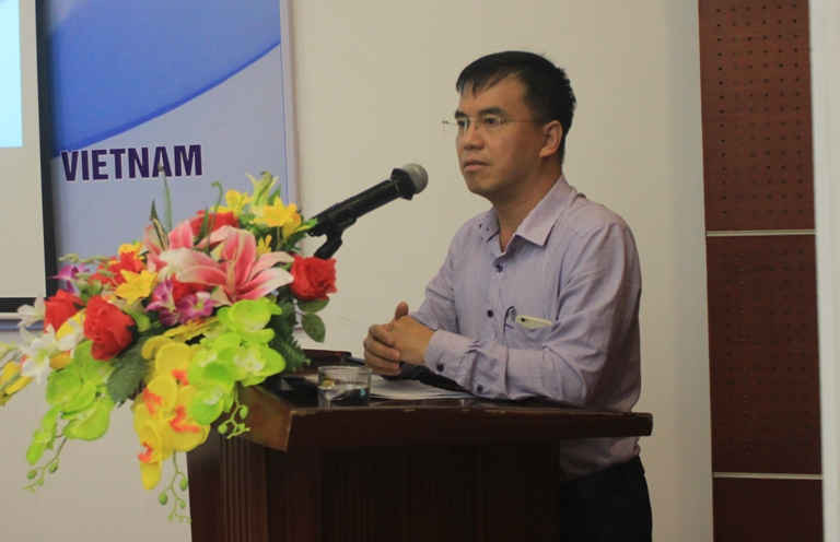 Đại diện Cục Kiểm soát ô nhiễm (Bộ TN&MT) - ông Nguyễn Hoàng Đức tham luận về thực trạng quản lý nhà nước môi trường không khí và chống ô nhiễm không khí ở Việt Nam