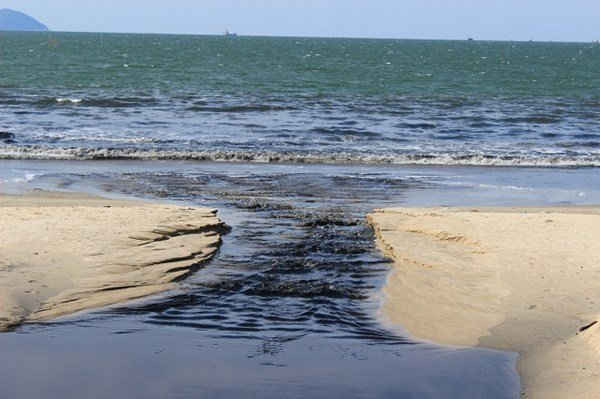 Thời gian qua, tình trạng nước thải chảy tràn gây ô nhiễm tại các cửa xả ra biển gây bức xúc, ảnh hưởng không nhỏ đến môi trường du lịch của thành phố