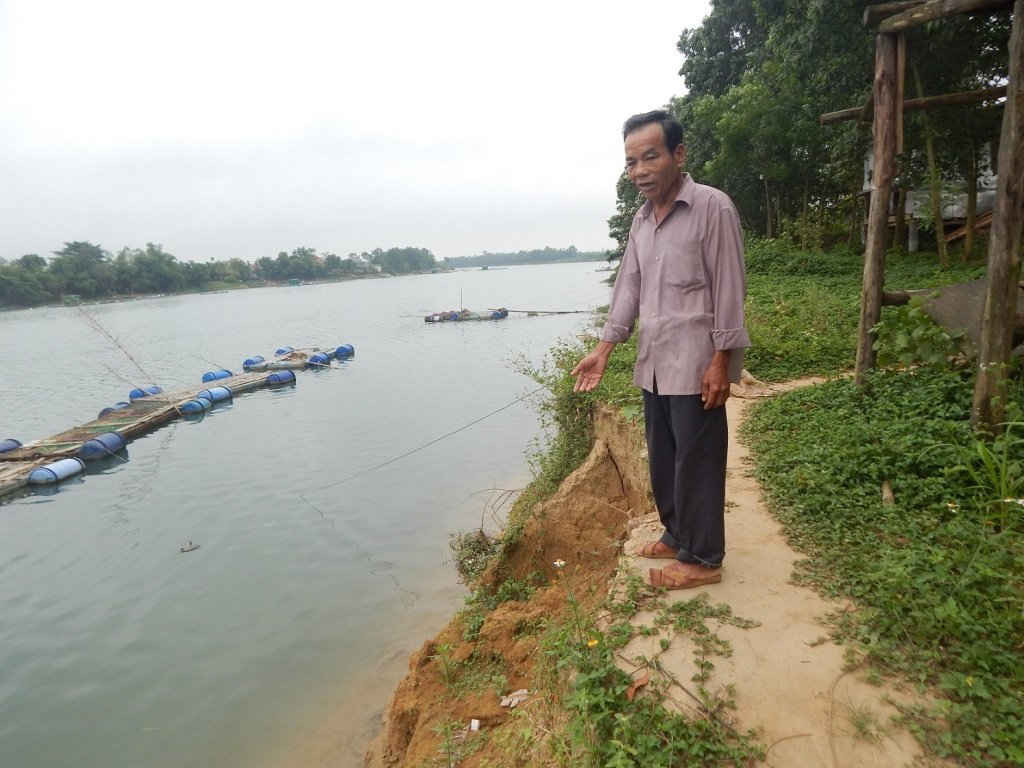 Người dân rất lo lắng trước tình trạng sạt lở bờ sông Bồ ngày càng nghiêm trọng