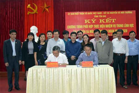 Ông Nông Văn Lịnh (bên trái) - Chủ tịch Uỷ ban MTTQ Việt Nam tỉnh Yên Bái và ông Phạm Sỹ Quý - Giám đốc Sở TN&MT Yên Bái đã ký kết phối hợp.