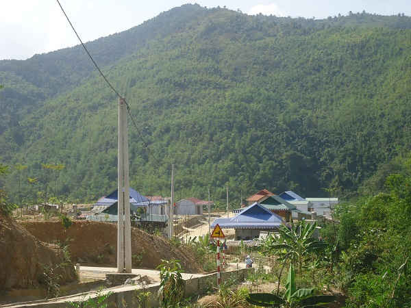 Một góc khu TĐC thủy điện Trung Sơn còn bộn bề khó khăn.