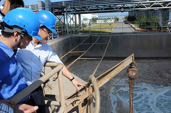 Bộ trưởng thị sát khu vực xử lý nước thải tại dự án